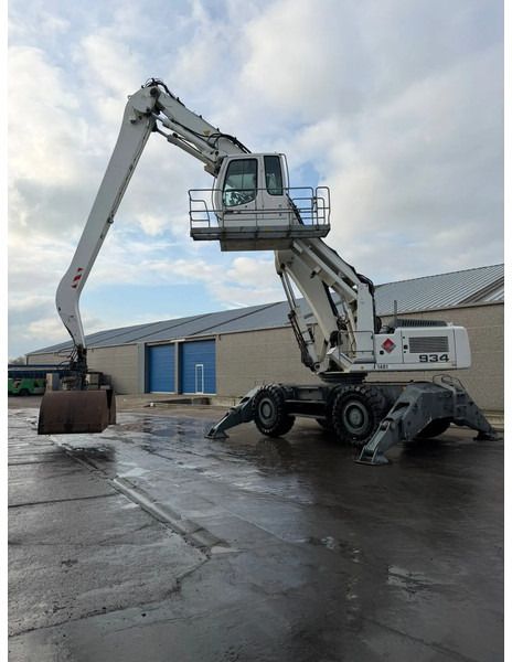 2009 Liebherr 934 material handler, side view 2009 Liebherr 934 material handler, side view