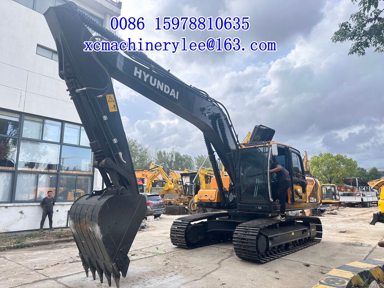 2024 Hyundai 220-9S crawler excavator, side view