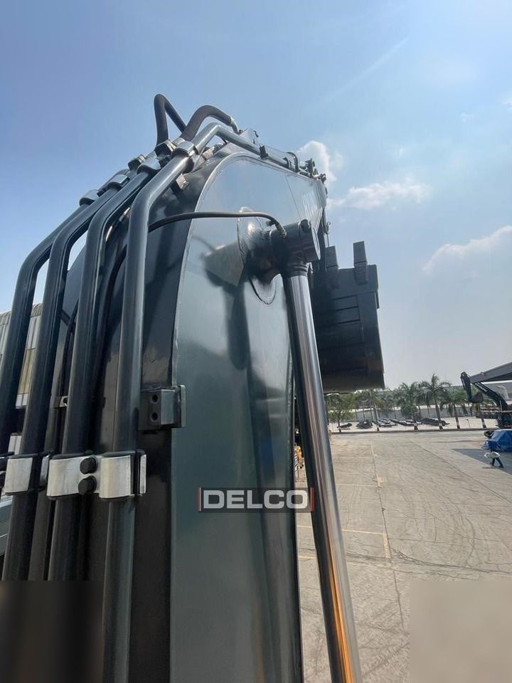 2026 Hyundai R215L crawler excavator boom and hydraulic detail 2026 Hyundai R215L crawler excavator boom and hydraulic detail