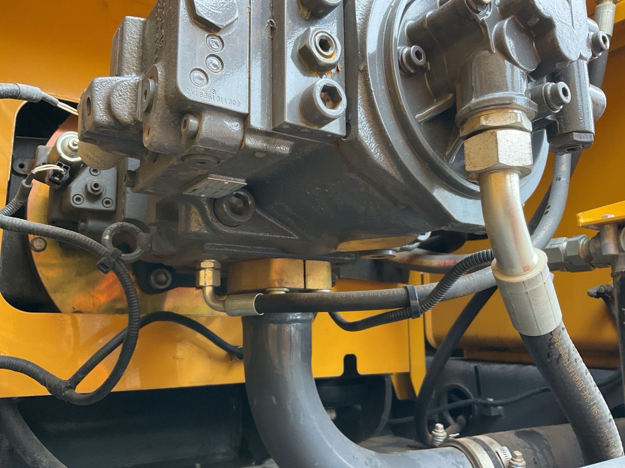2025 XCMG XE245DK crawler excavator hydraulic pump detail
