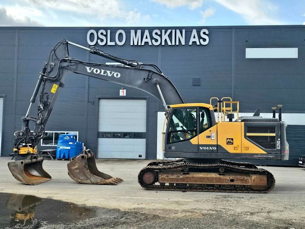 2015 Volvo EC250ENL crawler excavator side view 2015 Volvo EC250ENL crawler excavator side view