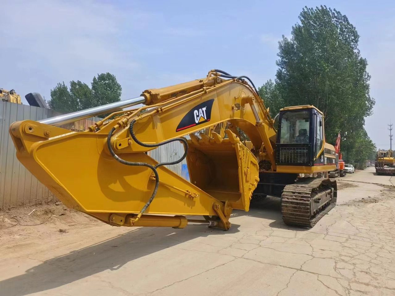 Caterpillar 330B crawler excavator, side view Caterpillar 330B crawler excavator, side view
