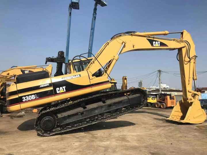 Caterpillar 330BL crawler excavator, side view Caterpillar 330BL crawler excavator, side view