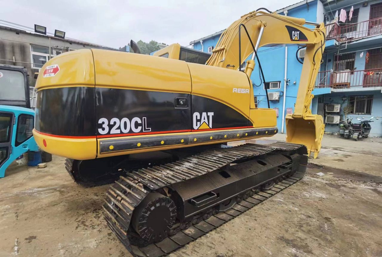 Pelle sur chenilles Caterpillar 320CL de 2015, vue arrière trois-quarts