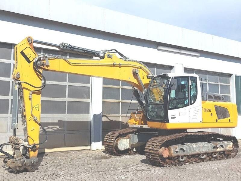 2017 Liebherr R922 SLC crawler excavator side view 2017 Liebherr R922 SLC crawler excavator side view