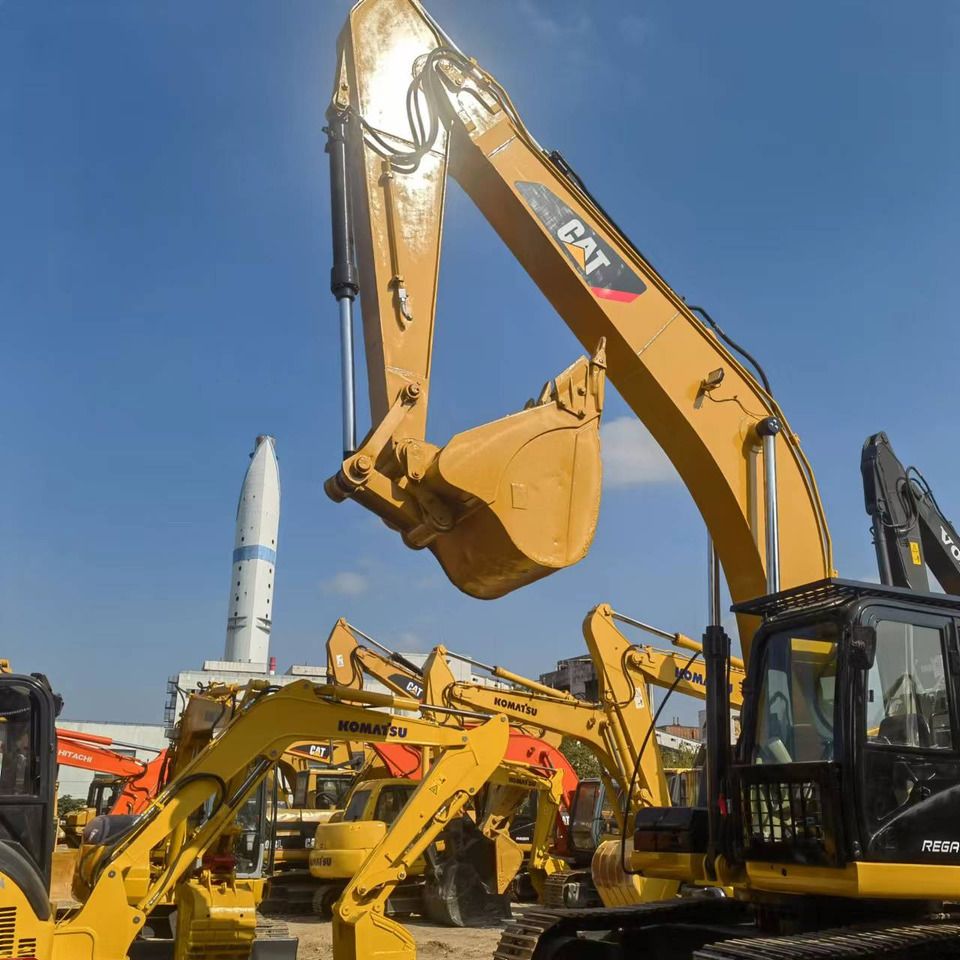 2013 Caterpillar 330D crawler excavator, side view of boom and bucket 2013 Caterpillar 330D crawler excavator, side view of boom and bucket
