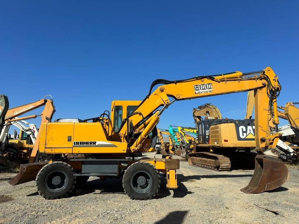 2005 Liebherr A900B Litronic wheel excavator, side view 2005 Liebherr A900B Litronic wheel excavator, side view
