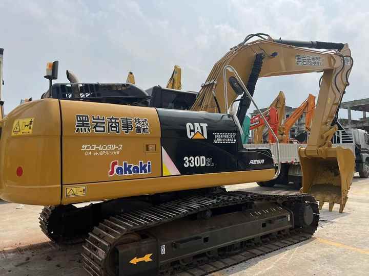 2000 Caterpillar 330D L crawler excavator, rear three-quarter view 2000 Caterpillar 330D L crawler excavator, rear three-quarter view