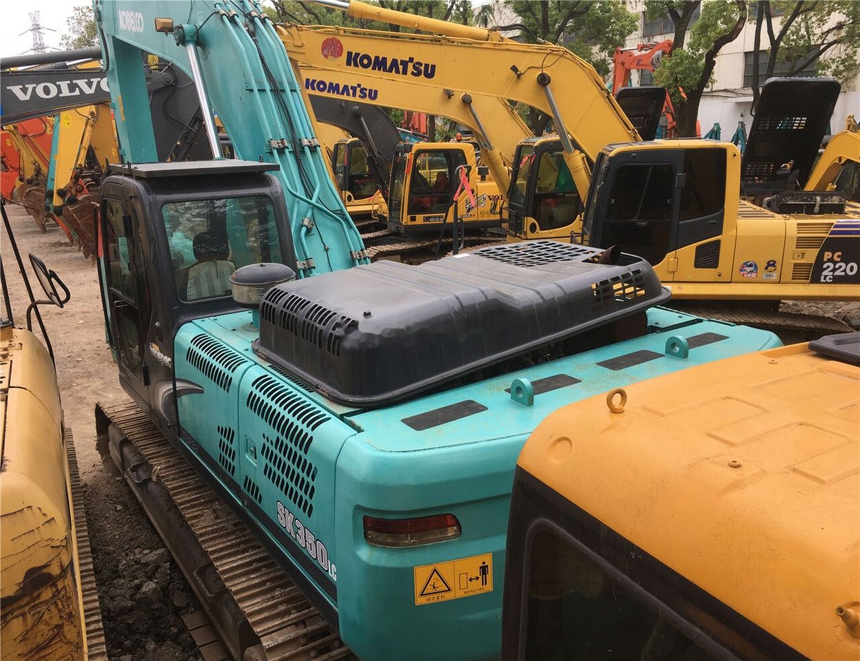 2017 Kobelco SK350LC-8 crawler excavator, rear-quarter view 2017 Kobelco SK350LC-8 crawler excavator, rear-quarter view