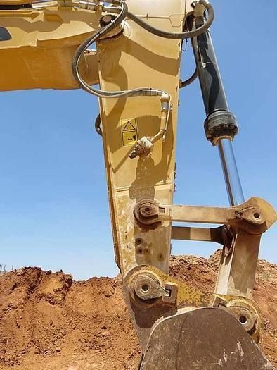 2017 Caterpillar 374FL crawler excavator boom and hydraulic cylinder detail 2017 Caterpillar 374FL crawler excavator boom and hydraulic cylinder detail