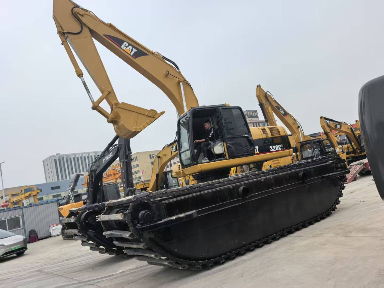 2021 Caterpillar 320CL amphibious excavator, front three-quarter view 2021 Caterpillar 320CL amphibious excavator, front three-quarter view