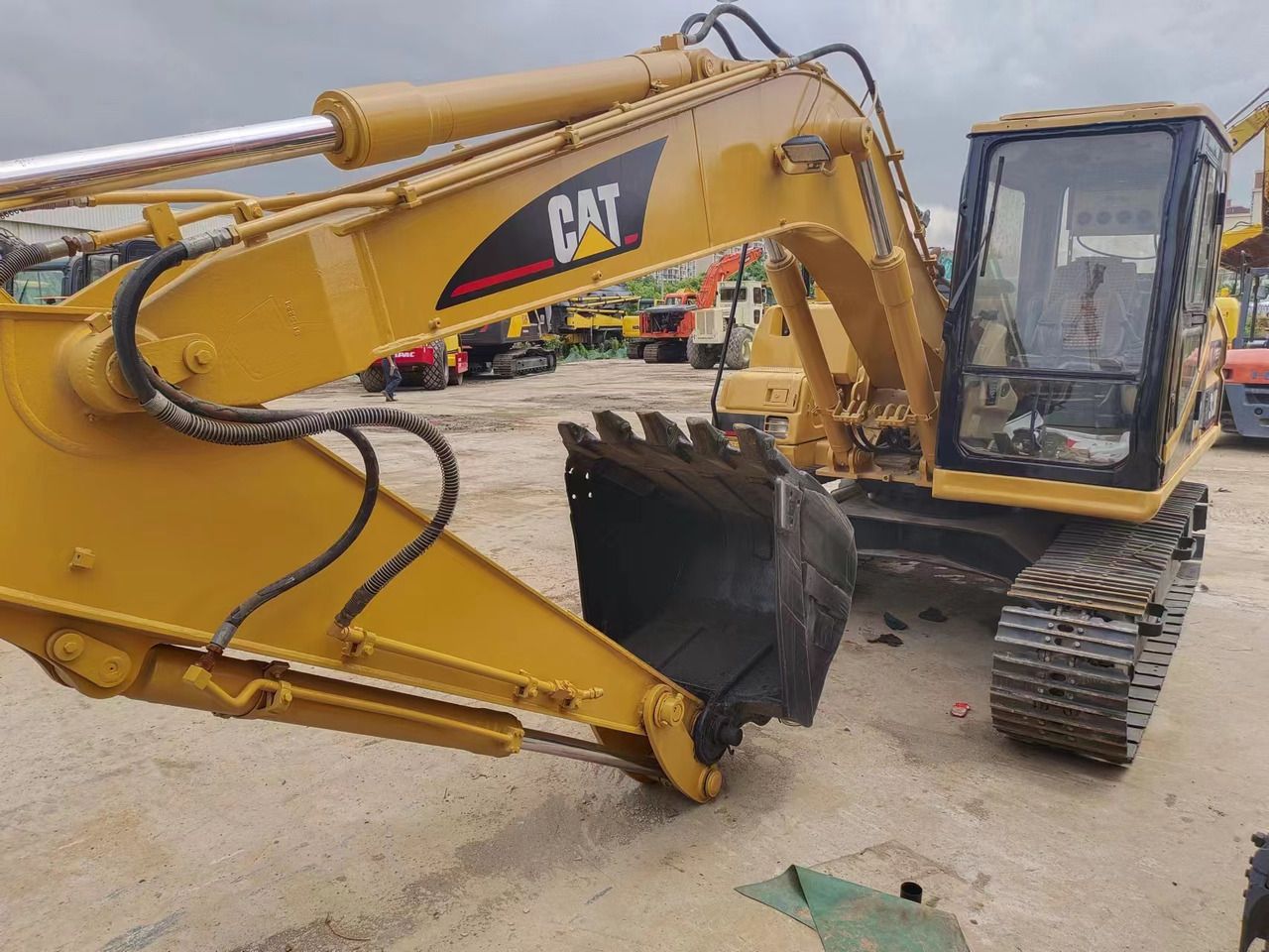 2015 Caterpillar 312B crawler excavator, front three-quarter view 2015 Caterpillar 312B crawler excavator, front three-quarter view