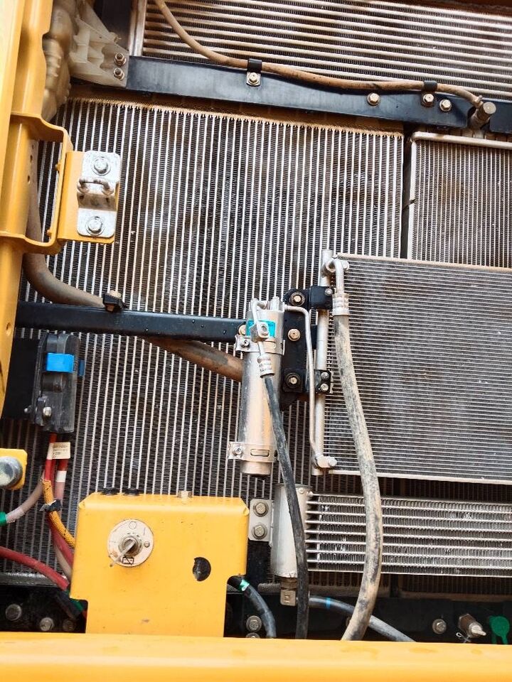 Dettaglio radiatore e sistema di raffreddamento escavatore cingolato Caterpillar 320D2 del 2024