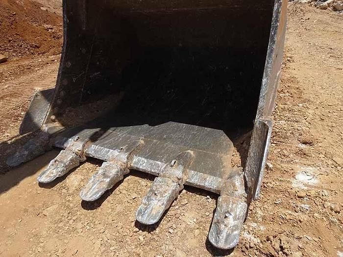 2017 Caterpillar 374FL crawler excavator bucket detail 2017 Caterpillar 374FL crawler excavator bucket detail