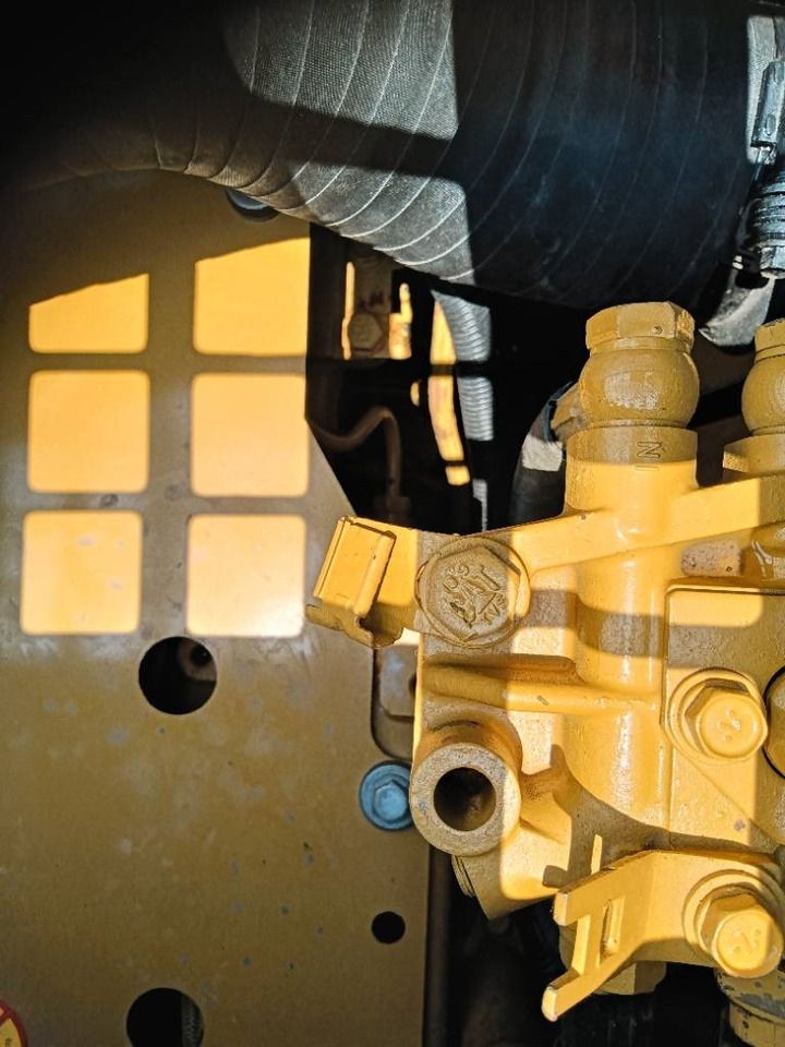 2024 Caterpillar 320D rupsgraafmachine hydraulisch component detail