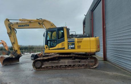 2011 Komatsu PC240LC-8 crawler excavator, side profile view 2011 Komatsu PC240LC-8 crawler excavator, side profile view