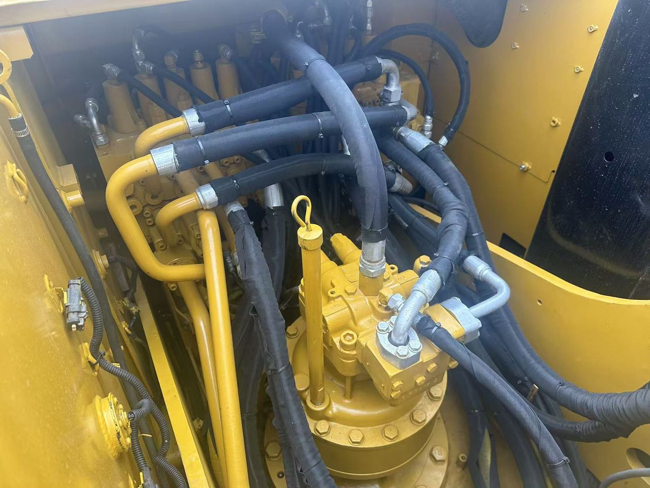 Caterpillar 320D2L paletli ekskavatör hidrolik pompa bölmesi Caterpillar 320D2L paletli ekskavatör hidrolik pompa bölmesi