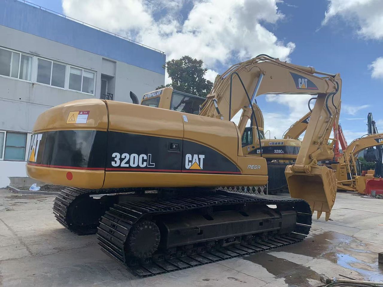 2016 Caterpillar 320CL paletli ekskavatör, arka üç çeyrek görünüm 2016 Caterpillar 320CL paletli ekskavatör, arka üç çeyrek görünüm
