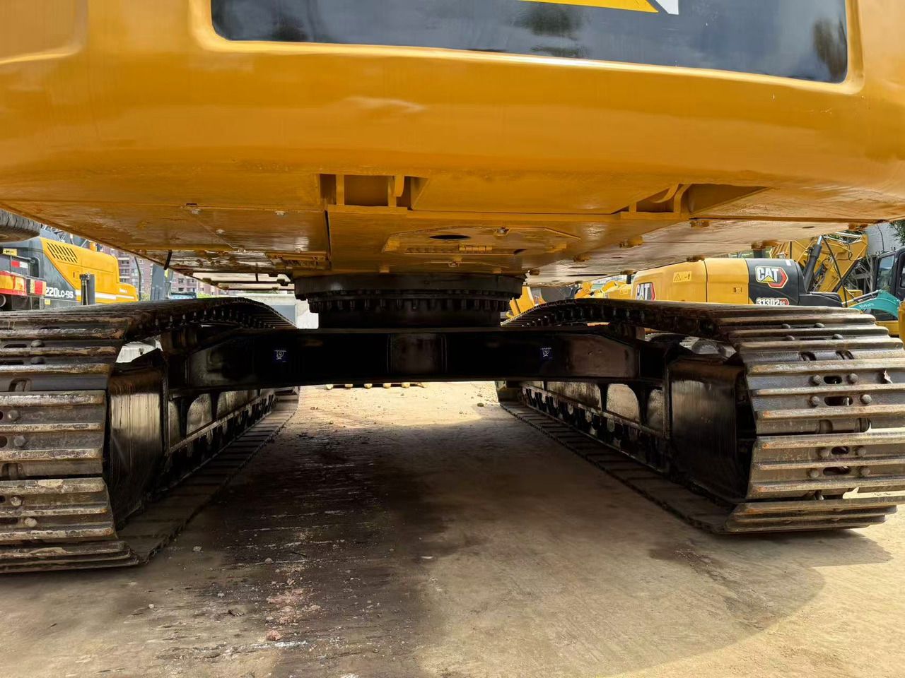 2015 Caterpillar 325CL crawler excavator undercarriage view