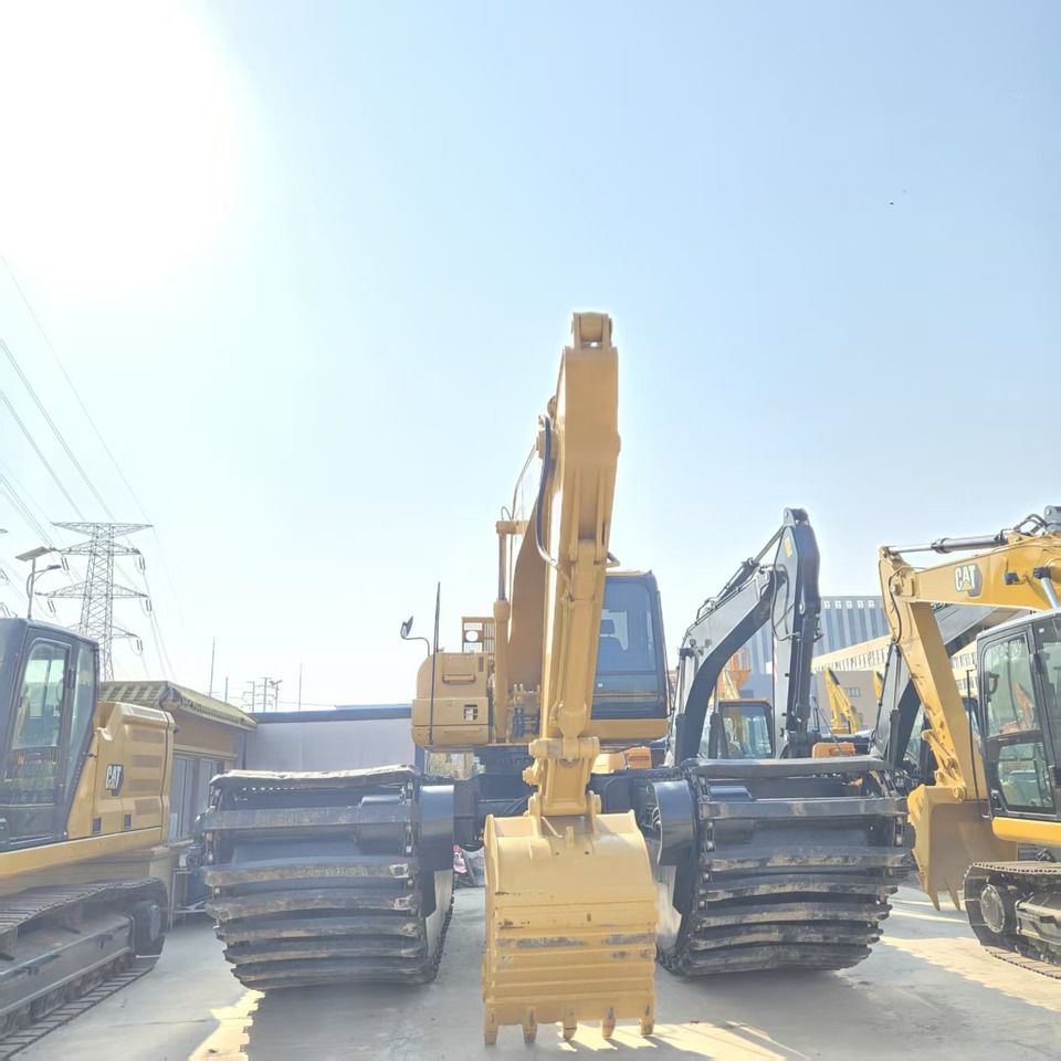 2021 Caterpillar 320C Amphibious Excavator, front view 2021 Caterpillar 320C Amphibious Excavator, front view