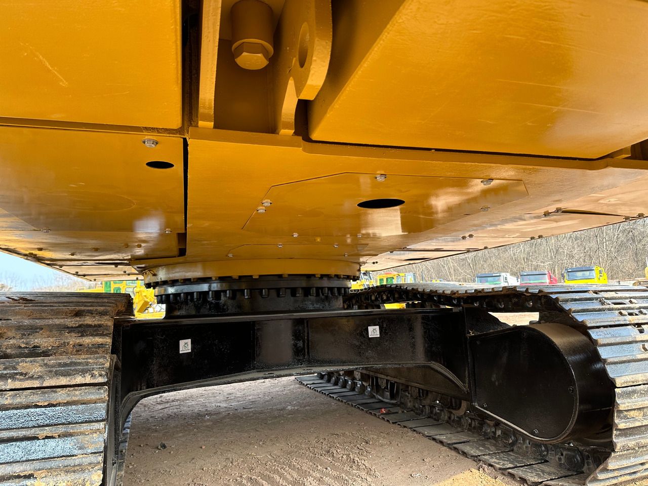 2018 Caterpillar 330BL crawler excavator undercarriage view 2018 Caterpillar 330BL crawler excavator undercarriage view
