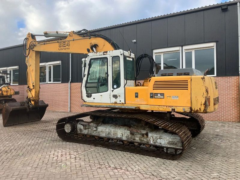 2001 Liebherr 924 Litronic crawler excavator, side view 2001 Liebherr 924 Litronic crawler excavator, side view