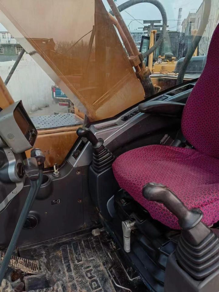 2019 Hyundai R220LC-9S crawler excavator interior view 2019 Hyundai R220LC-9S crawler excavator interior view