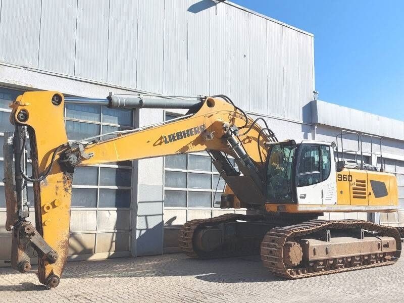 2020 Liebherr R960 SME crawler excavator, side profile view