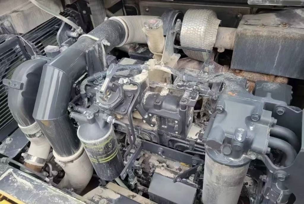 2023 Komatsu PC460-8 crawler excavator engine compartment view 2023 Komatsu PC460-8 crawler excavator engine compartment view