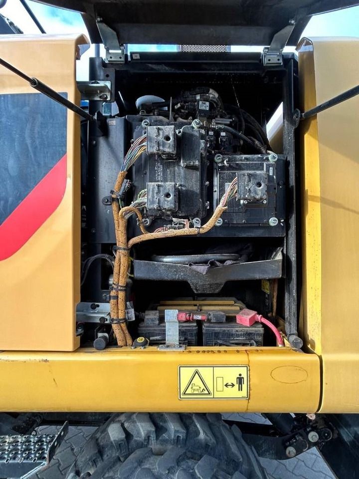 2016 Caterpillar M318F wheel excavator engine compartment view 2016 Caterpillar M318F wheel excavator engine compartment view