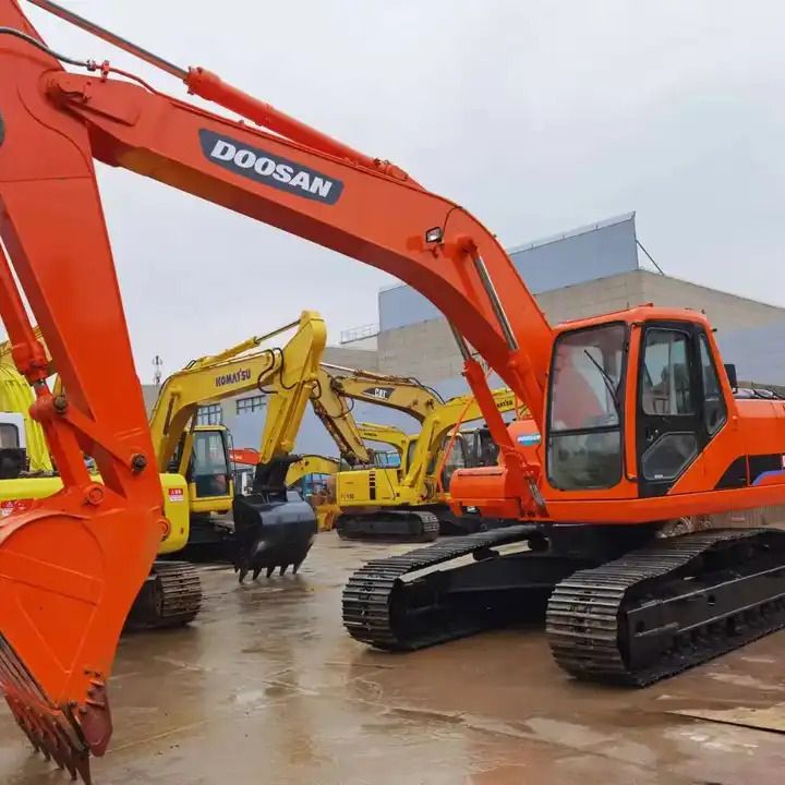 2018 Doosan DH220-7 crawler excavator, side profile view