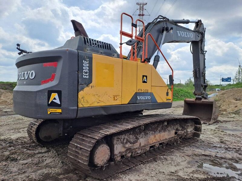 2017 Volvo EC300EL crawler excavator, rear three-quarter view