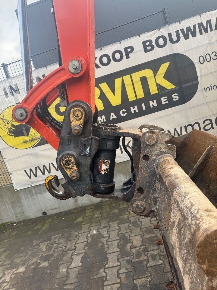 2015 Kubota KX080-4 mini excavator quick coupler and bucket detail 2015 Kubota KX080-4 mini excavator quick coupler and bucket detail