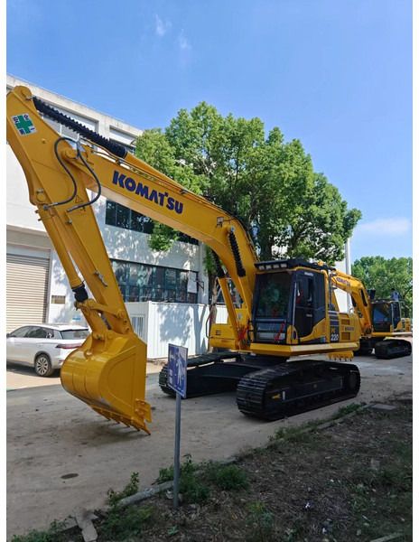 Escavatore cingolato Komatsu PC220-8 del 2025, vista anteriore tre quarti Escavatore cingolato Komatsu PC220-8 del 2025, vista anteriore tre quarti
