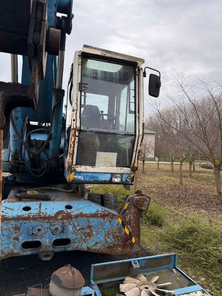 2000 Terex 340 material handler cab and chassis view 2000 Terex 340 material handler cab and chassis view