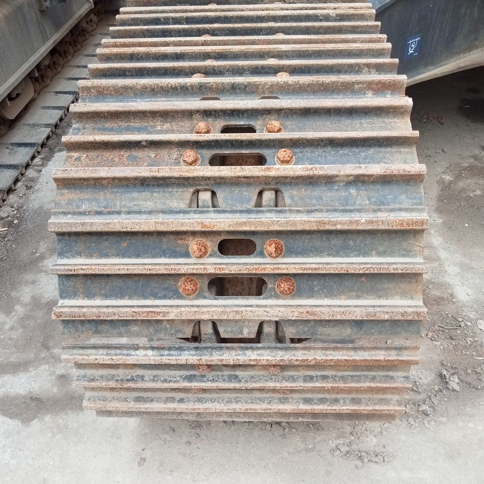 Dettaglio cingoli di escavatore cingolato Komatsu PC220-8 del 2020