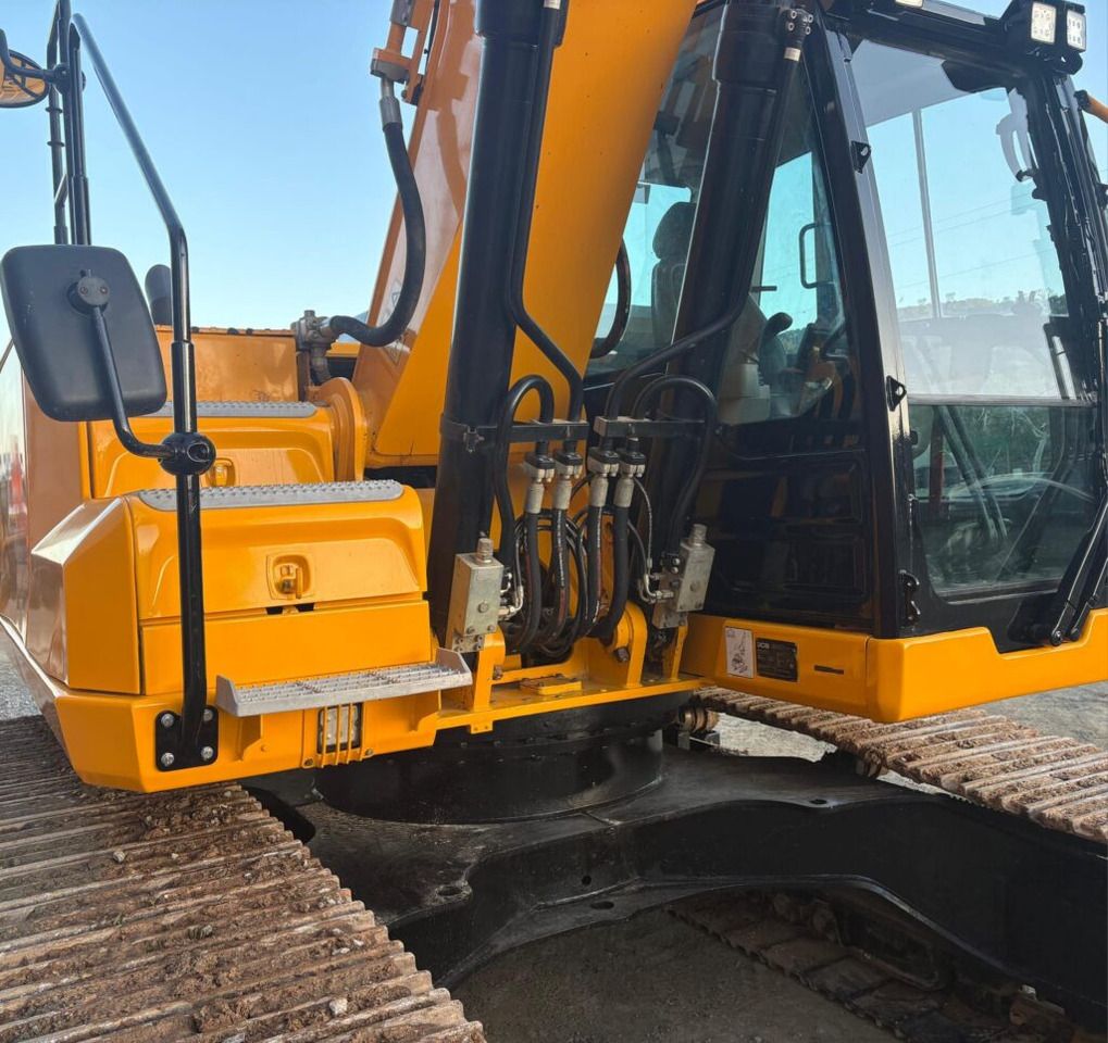 2018 JCB 220X L4F crawler excavator side view of cab and upper structure