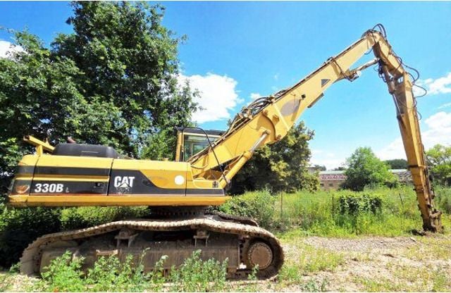 2000 Caterpillar 330BL crawler excavator, side view