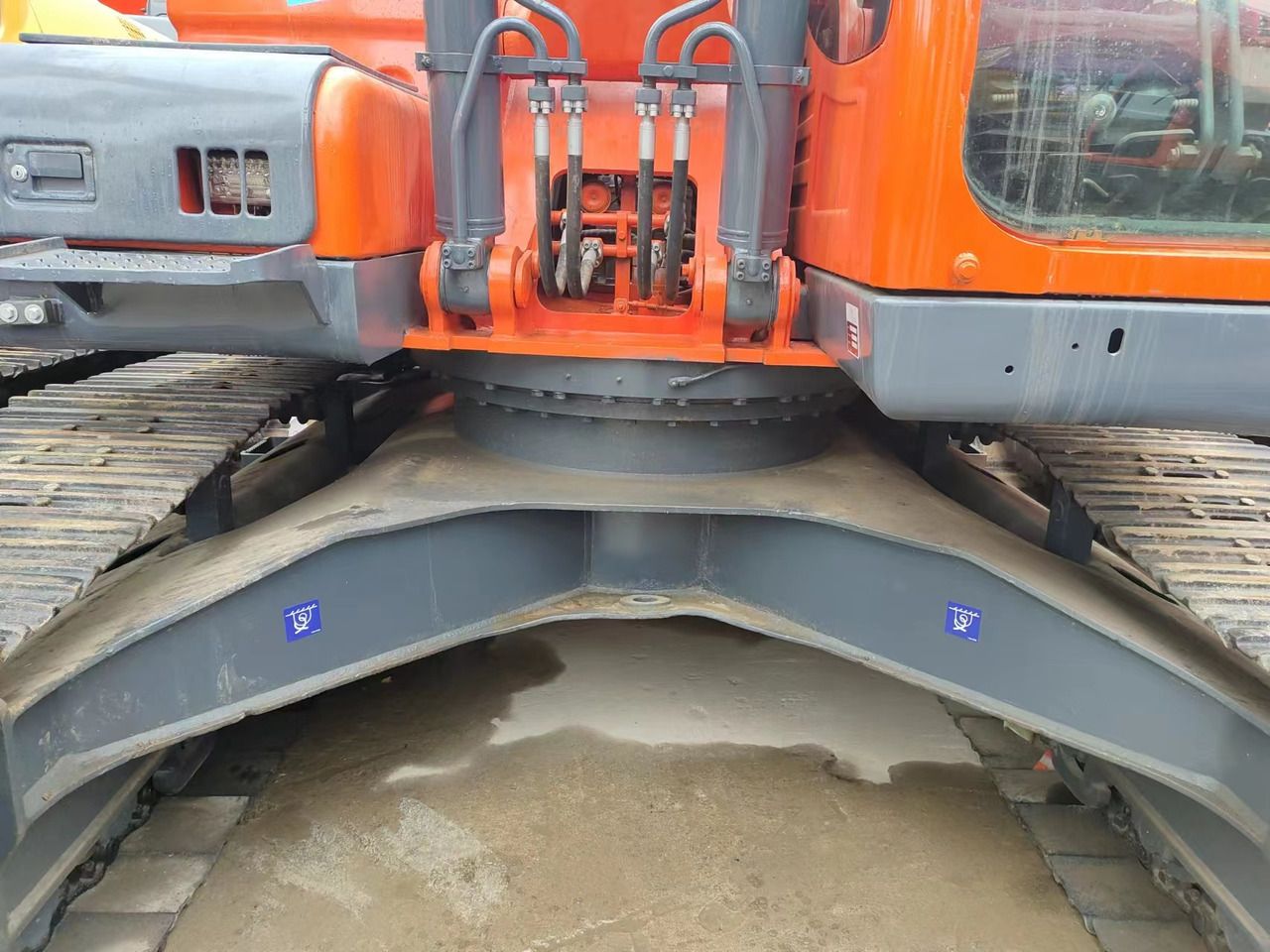 2019 Doosan DX225LC crawler excavator undercarriage and cab view 2019 Doosan DX225LC crawler excavator undercarriage and cab view