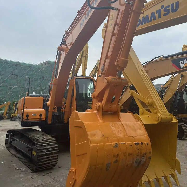 2016 Hyundai R220LC-9S crawler excavator, front three-quarter view 2016 Hyundai R220LC-9S crawler excavator, front three-quarter view