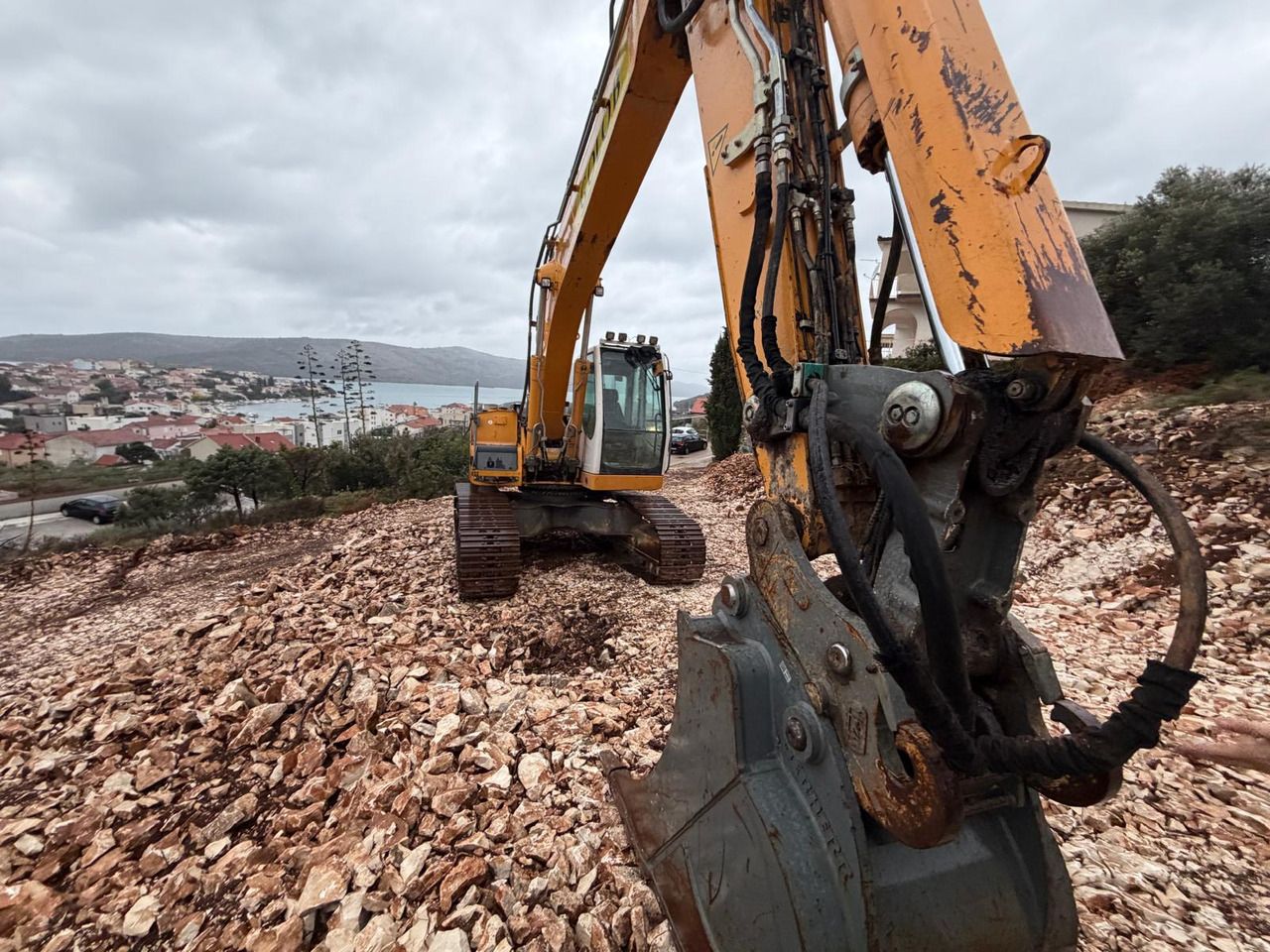 2008 Liebherr 914 C HD SL crawler excavator, close-up of boom and bucket 2008 Liebherr 914 C HD SL crawler excavator, close-up of boom and bucket