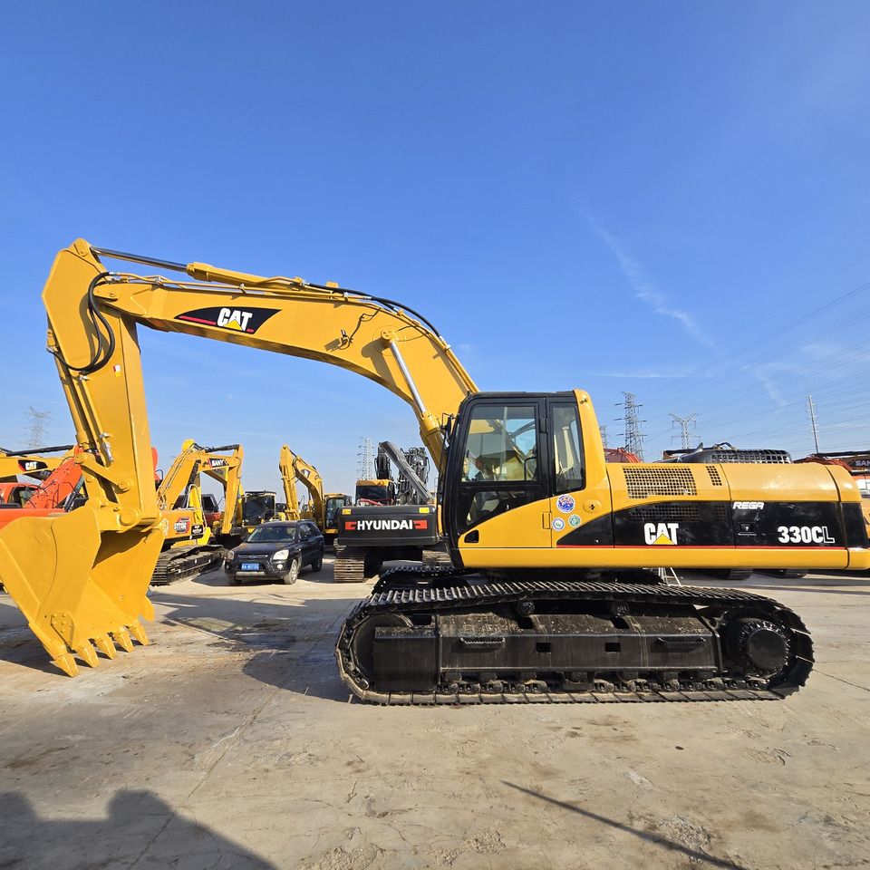 2020 Caterpillar 330CL crawler excavator, side view 2020 Caterpillar 330CL crawler excavator, side view