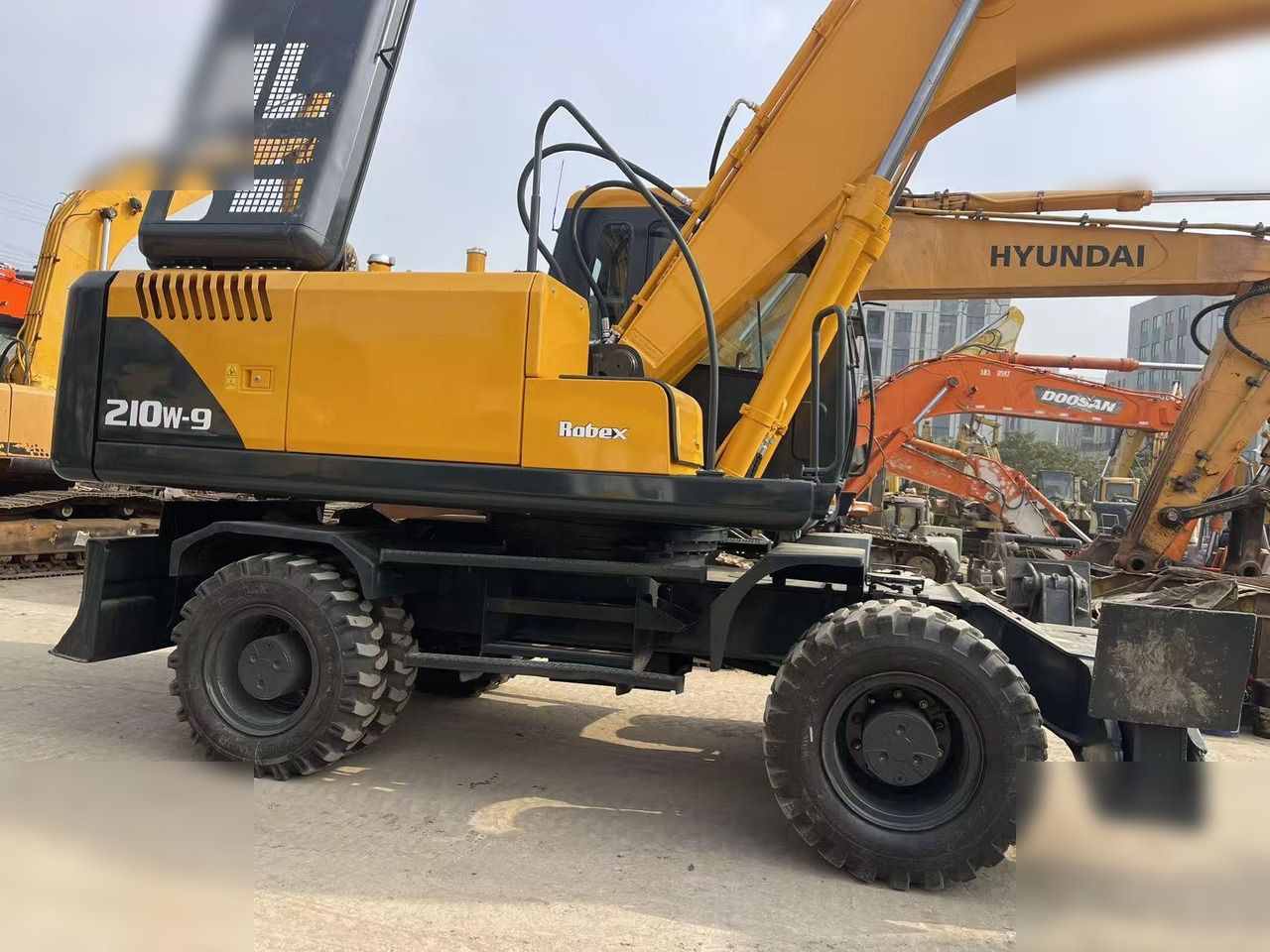 2020 Hyundai R210W-9 wheel excavator side view