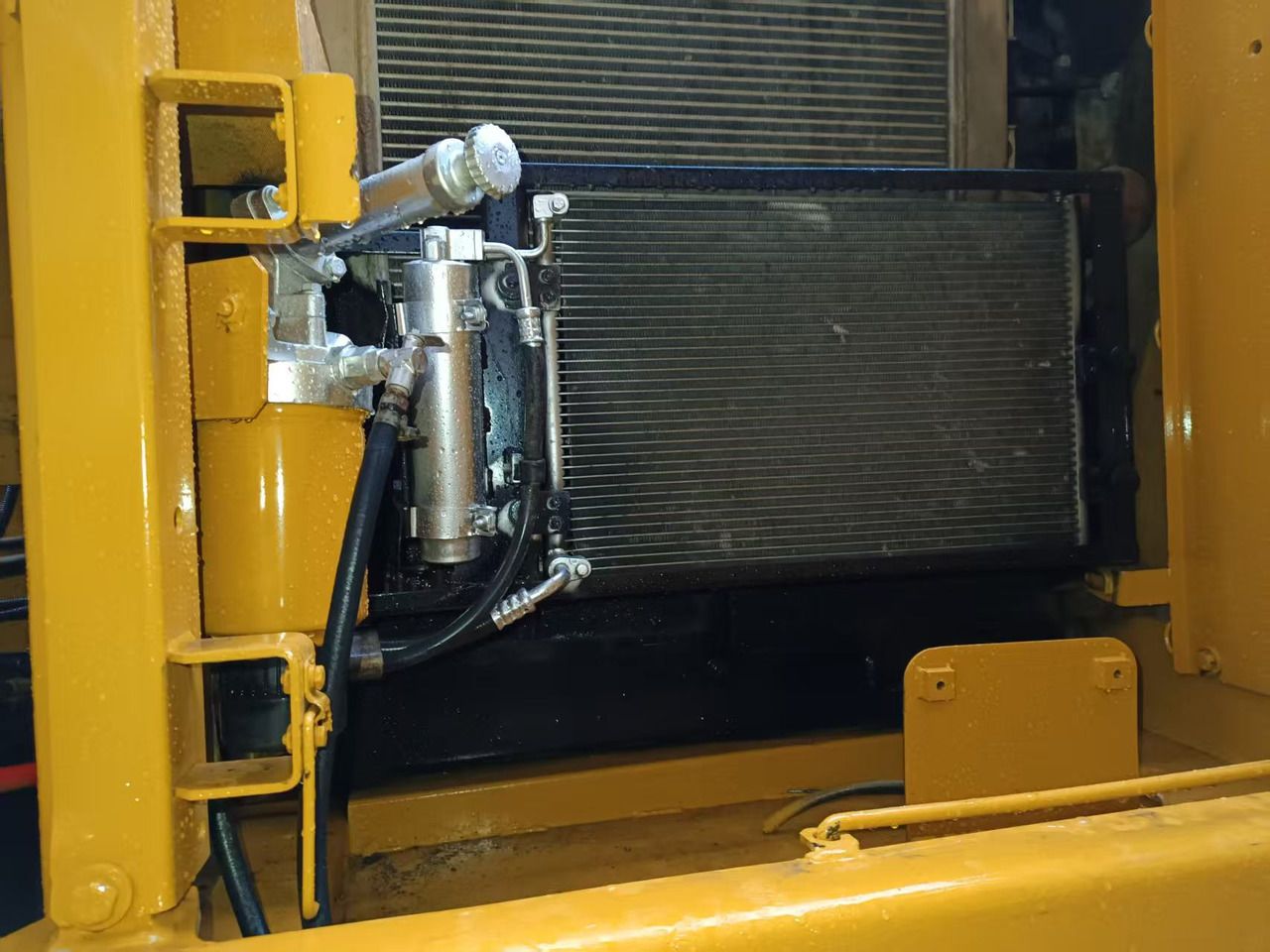 Detaliu compartiment motor excavator pe șenile Caterpillar 320D din 2017 Detaliu compartiment motor excavator pe șenile Caterpillar 320D din 2017