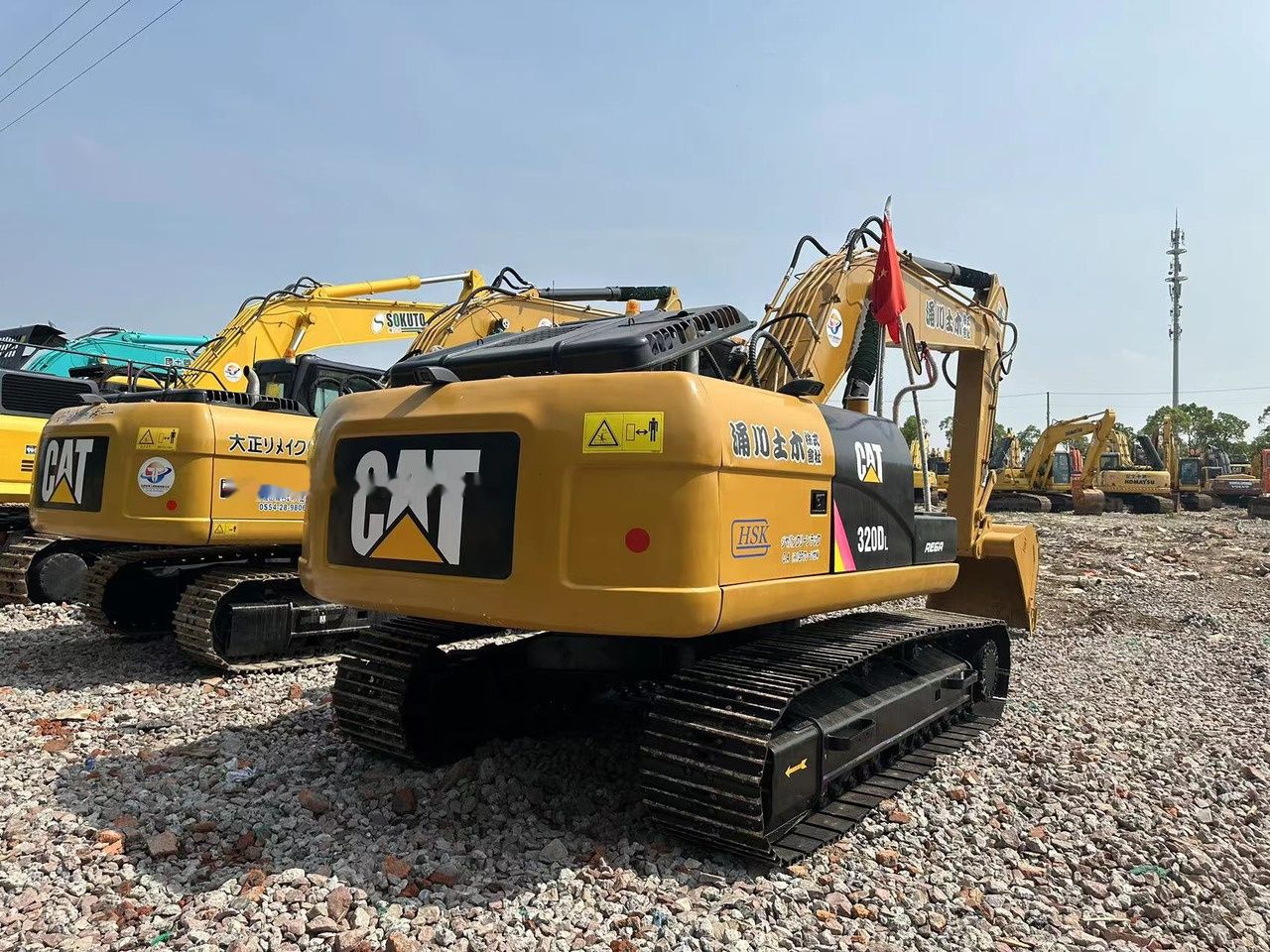 Гусеничный экскаватор 2021 Caterpillar 320D2, задний вид в три четверти