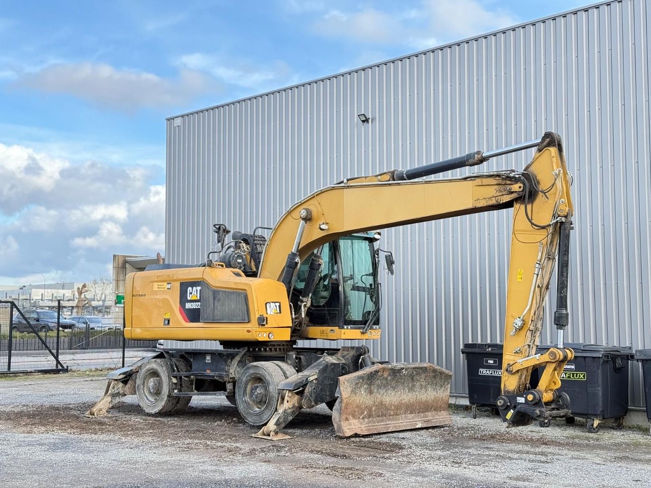2018 Caterpillar MH3022 wheel excavator side view 2018 Caterpillar MH3022 wheel excavator side view