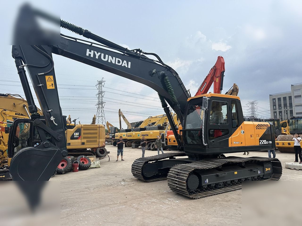 2020 Hyundai R220LC-9S crawler excavator, side profile view 2020 Hyundai R220LC-9S crawler excavator, side profile view