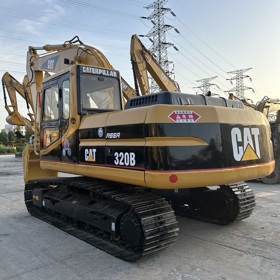 Caterpillar 320B crawler excavator, rear three-quarter view Caterpillar 320B crawler excavator, rear three-quarter view