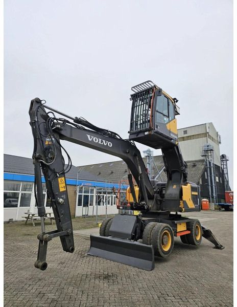 2016 Volvo EW160E wheel excavator, side view 2016 Volvo EW160E wheel excavator, side view