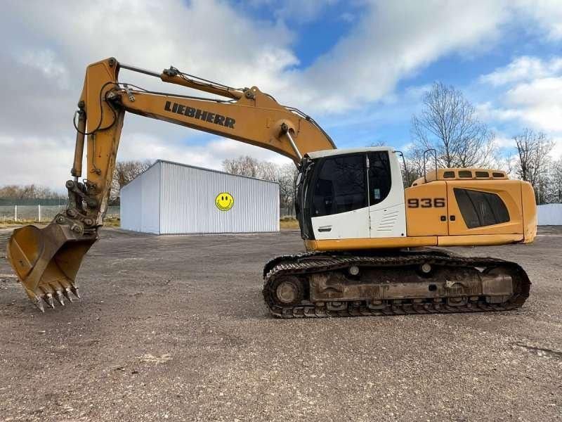 2013 Liebherr R936LC crawler excavator, side profile view